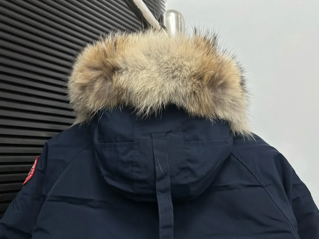 P780 [Canada goose] 01 Exdition Parka Down Jacket for Couples. Genuine original version. You need to compare with the genuine product at any time. All accessories are custom-made from the original factory. 💯The softness and hardness of the fabric is compared with the original one. It can be restored by kneading at will (fabric misunderstanding: fabrics with high hardness are not waterproof. Only those who buy the latest authentic version this year will notice the softness and comfort of the fabric) 💯The down is synchronized with the genuine white duck down, fluffy and not lumpy. Electronically controlled velvet filling machine 💯Customized zippers with genuine YKK military-grade copper core zipper pullers, high hardness and no jamming 💯The fur collar is purchased from Western Canada coyote skin original customization 💯All workmanship and wiring are controlled by workers with more than ten years of service. They must be horizontal and vertical, and are not crooked. The inner wiring density is more sophisticated. Feel free to compare 💯label, collar label, washed label, hangtag, zipper rope, pocket label Back label, collar velvet, Velcro fasteners, cuffs, all details are updated simultaneously with the original product. The best version, the most complete colors, battle all kinds of worldly goods, sizes: XS-XXL